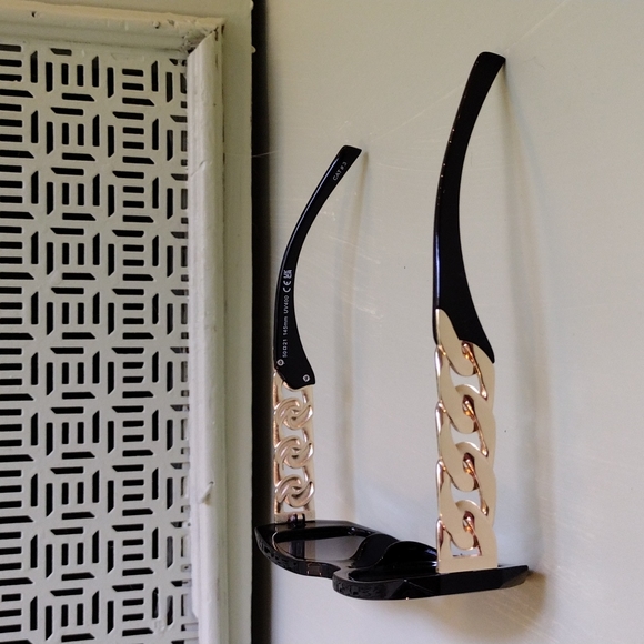 Women's gold chain ⛓️ link black frame sunglasses 🕶️ - Picture 7 of 12